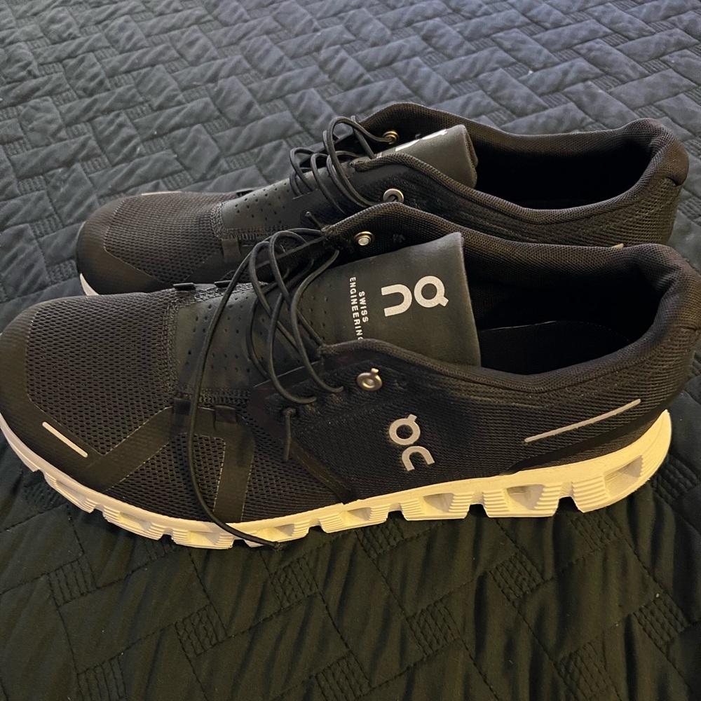 Men’s On Cloud shoes - worn once.